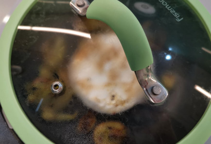 Фото шага рецепта Запеченный камамбер с жареным луком 152010 шаг 6  