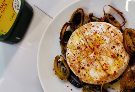 Фото шага рецепта Запеченный камамбер с жареным луком 152010 шаг 7  