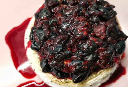 Фото шага рецепта Запеченный камамбер с жимолостью 152593 шаг 10  