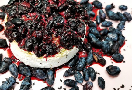 Фото шага рецепта Запеченный камамбер с жимолостью 152593 шаг 12  