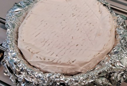 Фото шага рецепта Запеченный камамбер с жимолостью 152593 шаг 2  