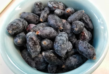 Фото шага рецепта Запеченный камамбер с жимолостью 152593 шаг 6  