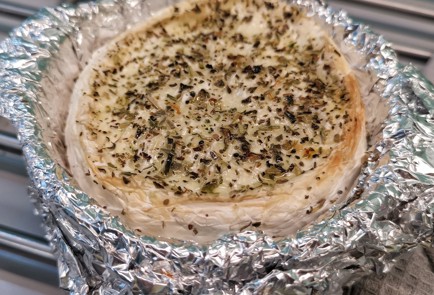 Фото шага рецепта Запеченный камамбер с жимолостью 152593 шаг 8  