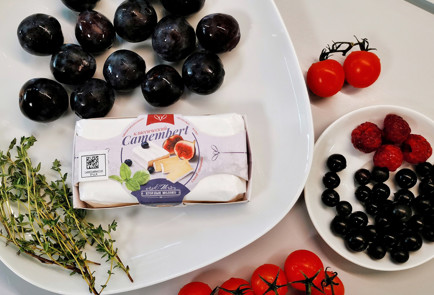 Фото шага рецепта Запеченный камамбер с кислосладким соусом 151449 шаг 1  