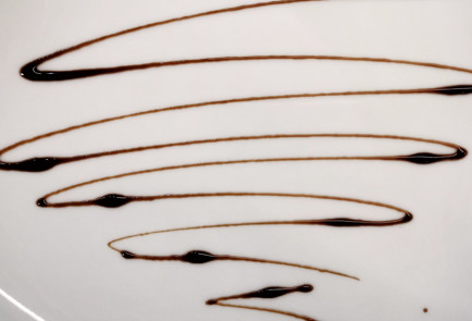 Фото шага рецепта Запеченный камамбер с кислосладким соусом 151449 шаг 10  