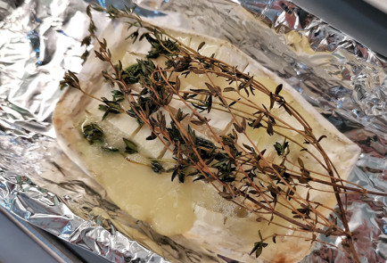 Фото шага рецепта Запеченный камамбер с кислосладким соусом 151449 шаг 11  