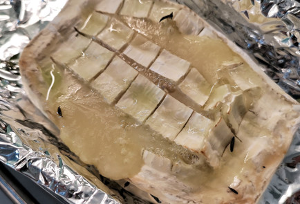 Фото шага рецепта Запеченный камамбер с кислосладким соусом 151449 шаг 12  