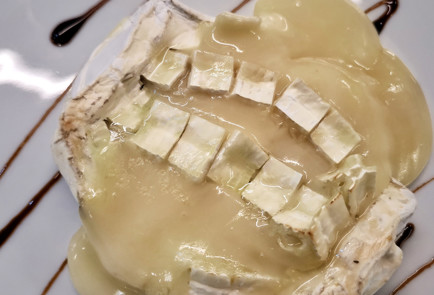 Фото шага рецепта Запеченный камамбер с кислосладким соусом 151449 шаг 13  