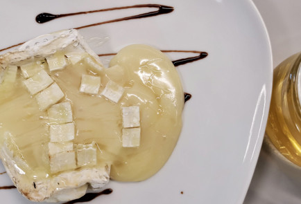 Фото шага рецепта Запеченный камамбер с кислосладким соусом 151449 шаг 14  