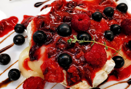 Фото шага рецепта Запеченный камамбер с кислосладким соусом 151449 шаг 17  