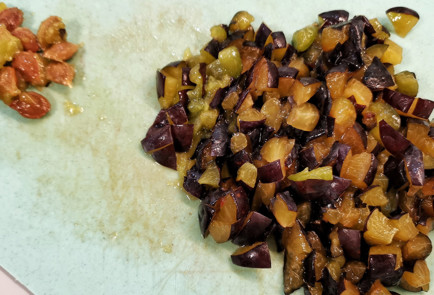 Фото шага рецепта Запеченный камамбер с кислосладким соусом 151449 шаг 2  