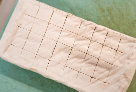 Фото шага рецепта Запеченный камамбер с кислосладким соусом 151449 шаг 6  