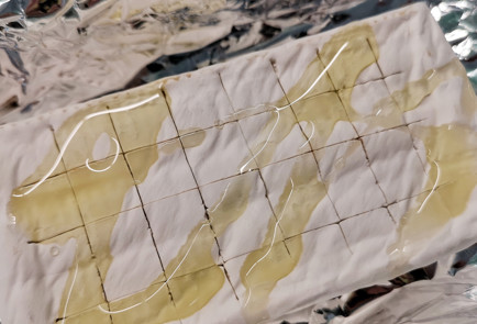 Фото шага рецепта Запеченный камамбер с кислосладким соусом 151449 шаг 7  