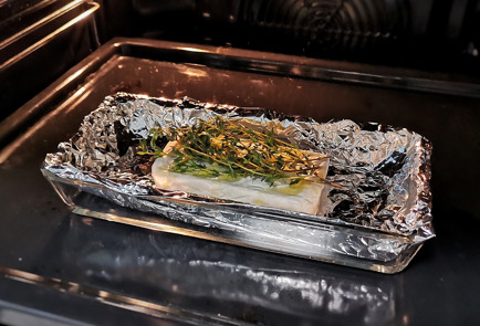 Фото шага рецепта Запеченный камамбер с кислосладким соусом 151449 шаг 9  