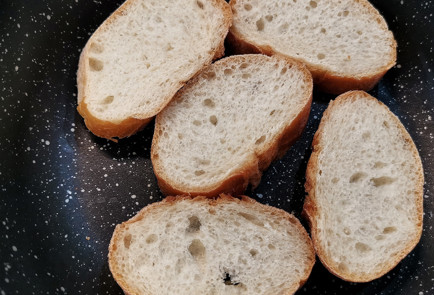 Фото шага рецепта Запеченный камамбер с крутонами и икрой 152081 шаг 1  