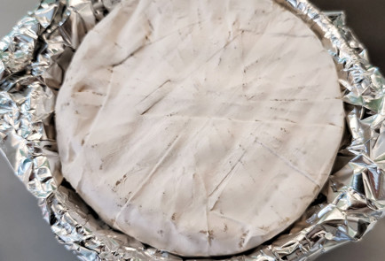 Фото шага рецепта Запеченный камамбер с крутонами и икрой 152081 шаг 2  