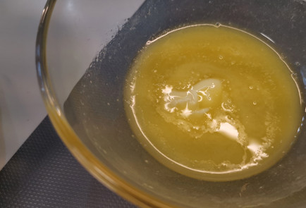 Фото шага рецепта Запеченный камамбер с крутонами и икрой 152081 шаг 3  