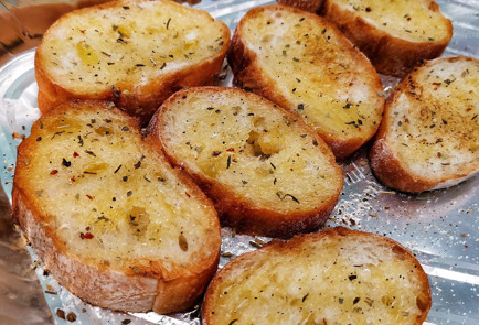 Фото шага рецепта Запеченный камамбер с крутонами и икрой 152081 шаг 4  