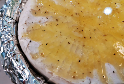 Фото шага рецепта Запеченный камамбер с крутонами и икрой 152081 шаг 5  