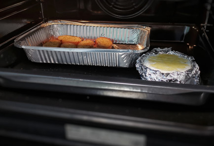 Фото шага рецепта Запеченный камамбер с крутонами и икрой 152081 шаг 6  