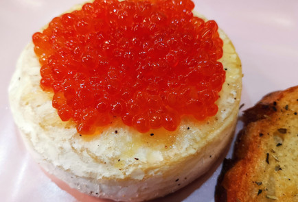 Фото шага рецепта Запеченный камамбер с крутонами и икрой 152081 шаг 7  