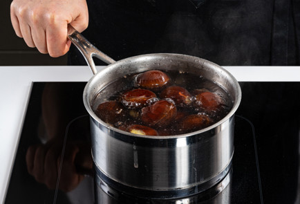 Фото шага рецепта Запеченные колбаски с каштанами и сельдереем 191186 шаг 3