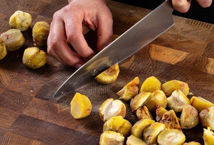 Фото шага рецепта Запеченные колбаски с каштанами и сельдереем 191186 шаг 4