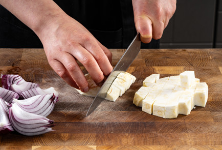 Фото шага рецепта Запеченные колбаски с каштанами и сельдереем 191186 шаг 5