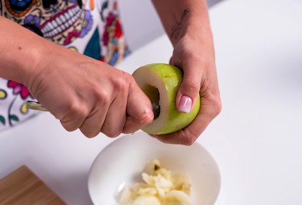 Фото шага рецепта Запеченные яблоки с творогом и ягодами 138702 шаг 2  