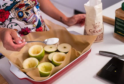 Фото шага рецепта Запеченные яблоки с творогом и ягодами 138702 шаг 3  