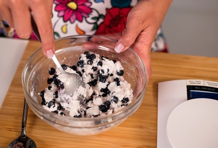 Фото шага рецепта Запеченные яблоки с творогом и ягодами 138702 шаг 4  