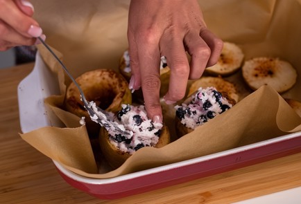 Фото шага рецепта Запеченные яблоки с творогом и ягодами 138702 шаг 5  