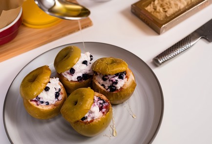 Фото шага рецепта Запеченные яблоки с творогом и ягодами 138702 шаг 6  