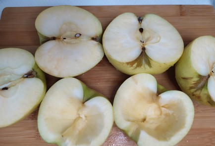 Фото шага рецепта Запеченные яблоки с творогом 190409 шаг 1