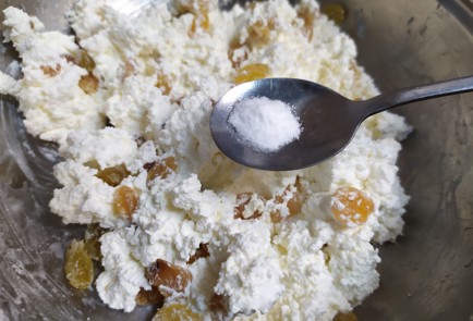 Фото шага рецепта Запеченные яблоки с творогом 190409 шаг 4