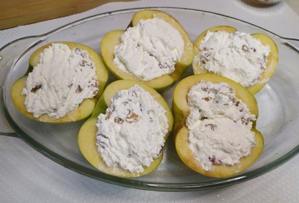 Фото шага рецепта Запеченные яблоки с творогом 190409 шаг 6