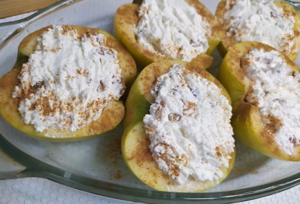 Фото шага рецепта Запеченные яблоки с творогом 190409 шаг 7