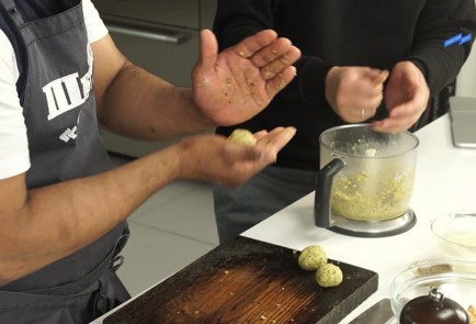 Фото шага рецепта Запеченный баклажан с фалафелем 125552 шаг 7  