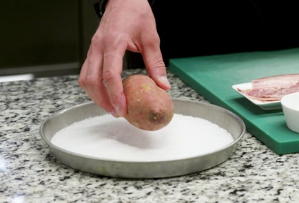 Фото шага рецепта Запеченный батат с яйцом 152381 шаг 1