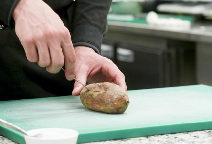 Фото шага рецепта Запеченный батат с яйцом 152381 шаг 4