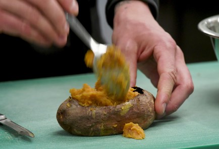 Фото шага рецепта Запеченный батат с яйцом 152381 шаг 6