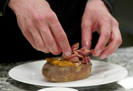 Фото шага рецепта Запеченный батат с яйцом 152381 шаг 7