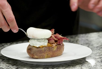 Фото шага рецепта Запеченный батат с яйцом 152381 шаг 8