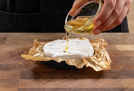 Фото шага рецепта Запеченный камамбер с грушей и грецкими орехами 189324 шаг 6  