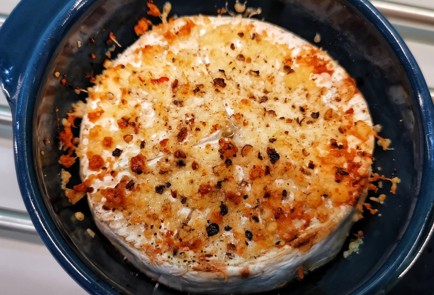 Фото шага рецепта Запеченный камамбер с клюквой и пармезаном 153033 шаг 9  