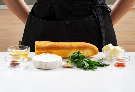 Фото шага рецепта Запеченный камамбер с медом и чили 189323 шаг 1  