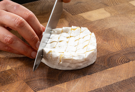 Фото шага рецепта Запеченный камамбер с медом и чили 189323 шаг 2  