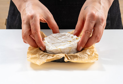 Фото шага рецепта Запеченный камамбер с медом и чили 189323 шаг 3  