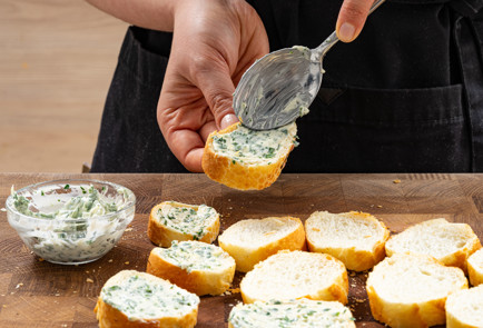 Фото шага рецепта Запеченный камамбер с медом и чили 189323 шаг 7  