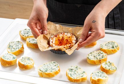 Фото шага рецепта Запеченный камамбер с медом и чили 189323 шаг 8  